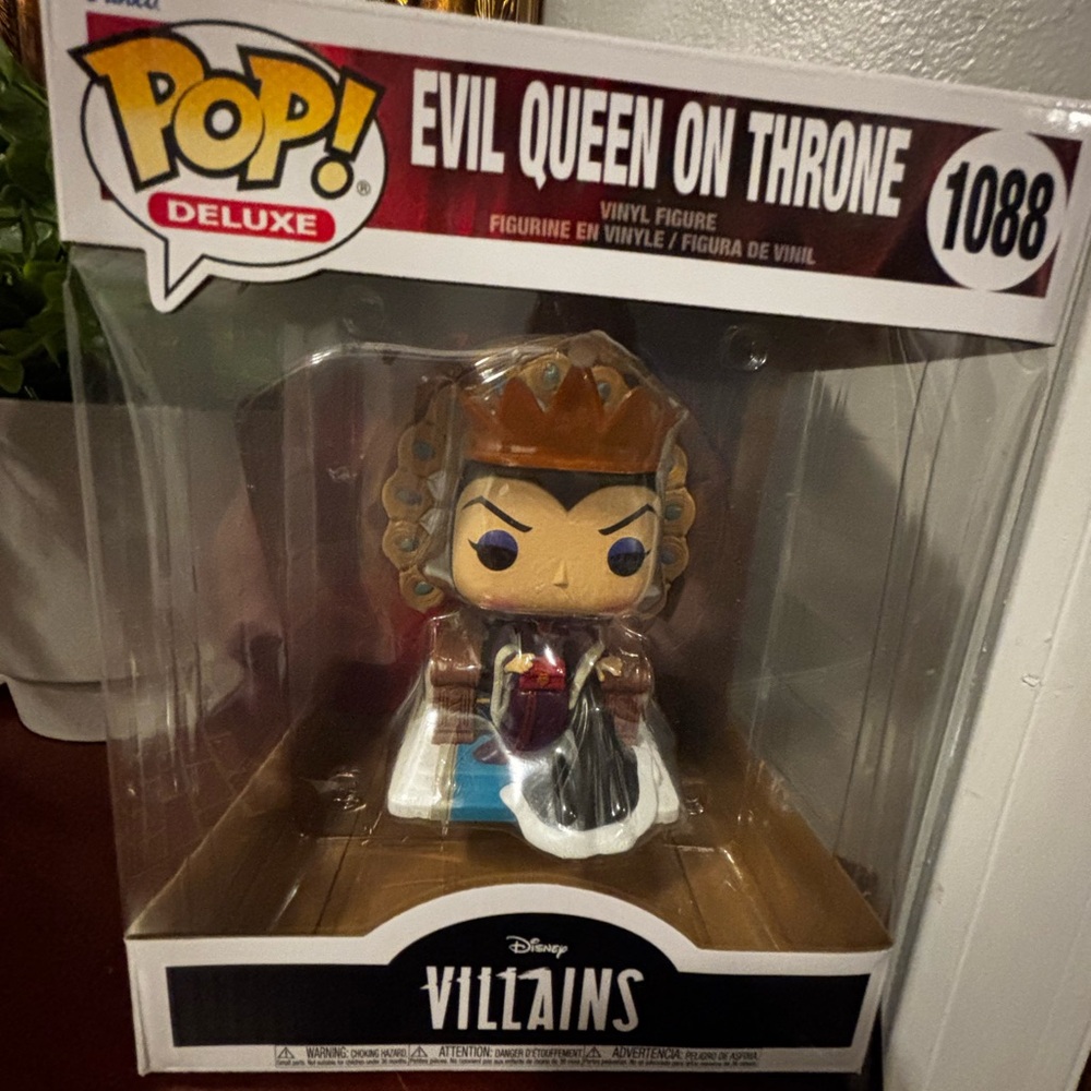 Funko POP! Deluxe Collectible Villains Evil queen on throne. # 1088